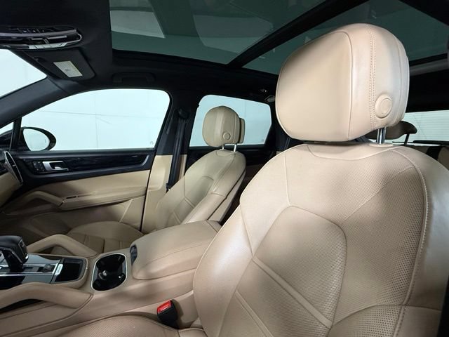Used 2023 Porsche Cayenne AWD/4WD image 16