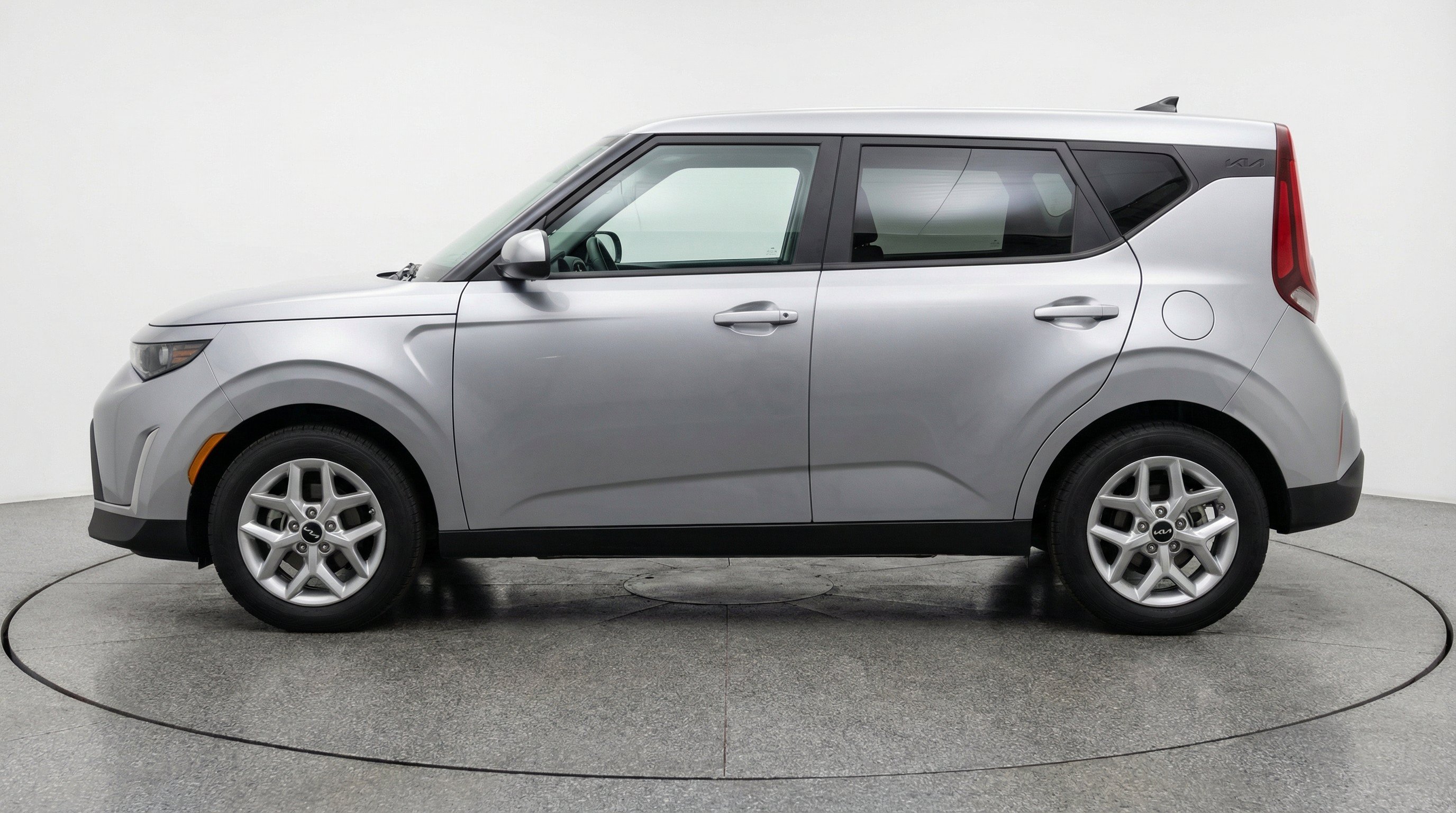 Used 2025 Kia Soul LX w/ LX Technology Package FWD image 5
