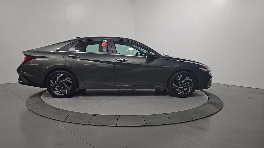 Certified 2025 Hyundai Elantra Limited w/ Cargo Package FWD image 7