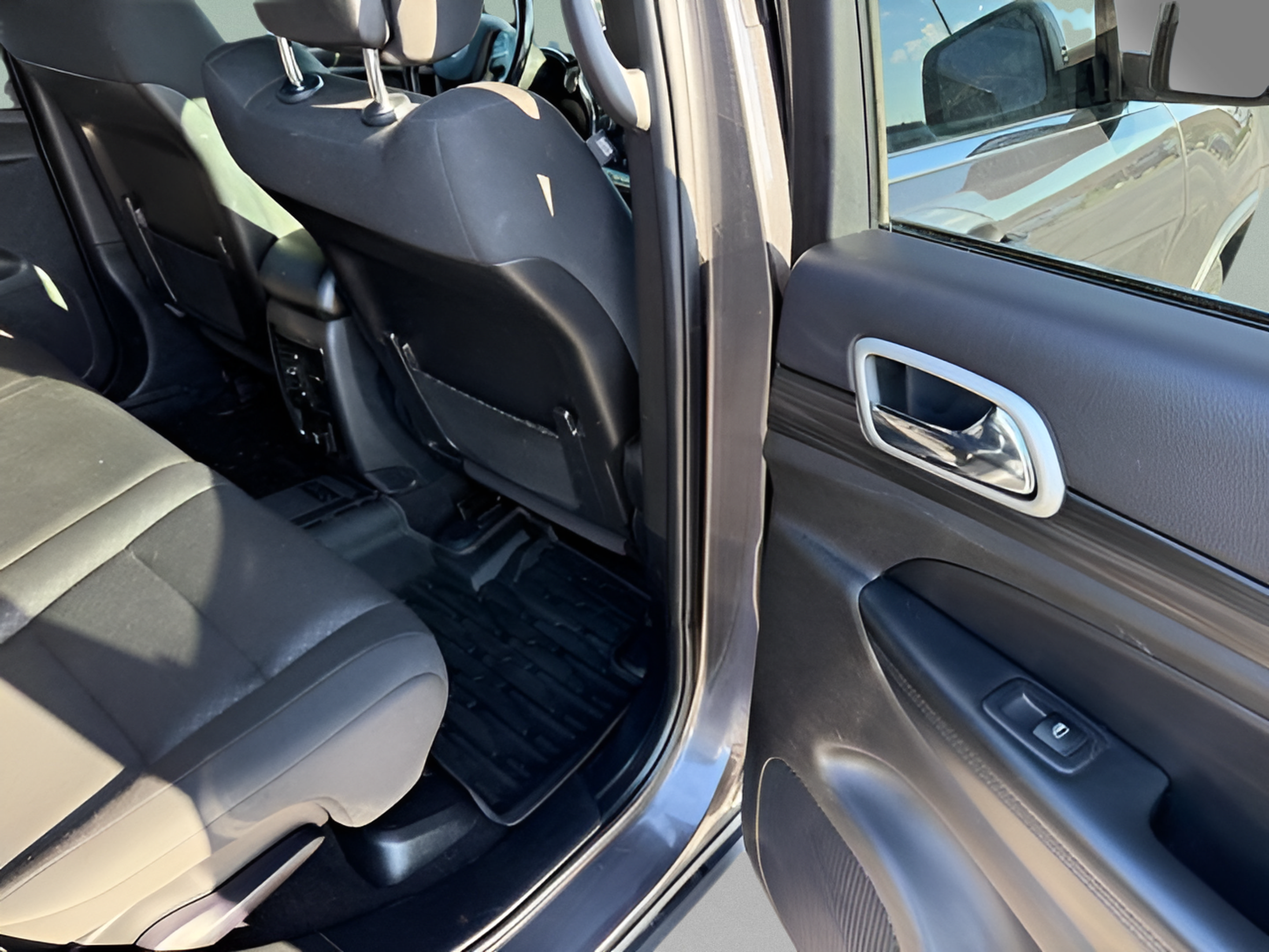 Used 2021 Jeep Grand Cherokee Laredo w/ Security & Convenience Group AWD/4WD image 11