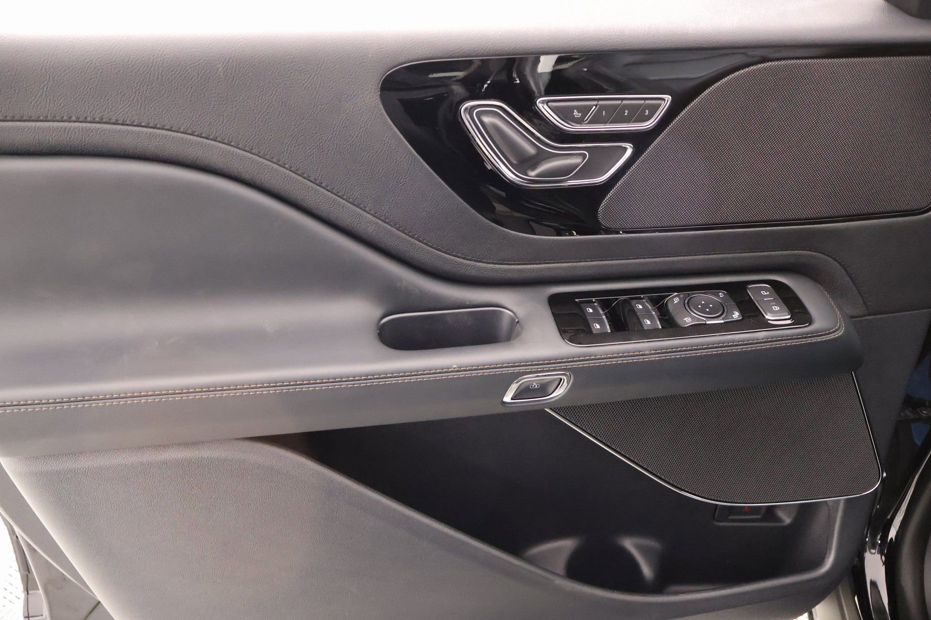 New 2026 Lincoln Aviator AWD w/ Jet Appearance Package image 16