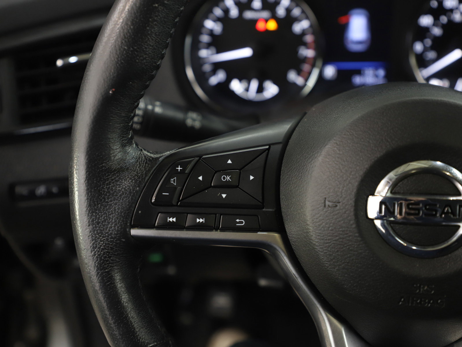 Used 2018 Nissan Rogue SV w/ Premium Package image 17