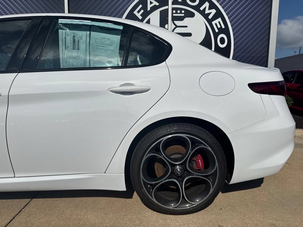 Used 2023 Alfa Romeo Giulia Veloce AWD/4WD image 14