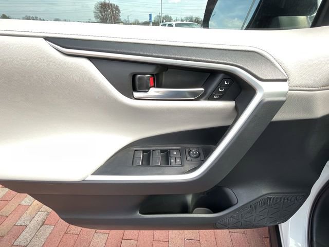 Used 2022 Toyota RAV4 Limited AWD/4WD image 10