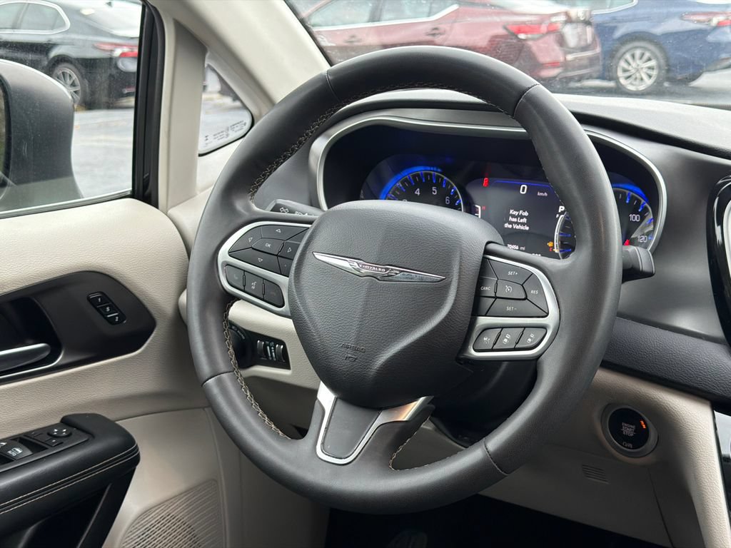 Used 2023 Chrysler Pacifica Touring-L FWD image 27