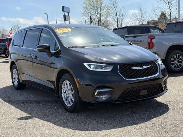 Used 2024 Chrysler Pacifica Touring-L FWD image 4