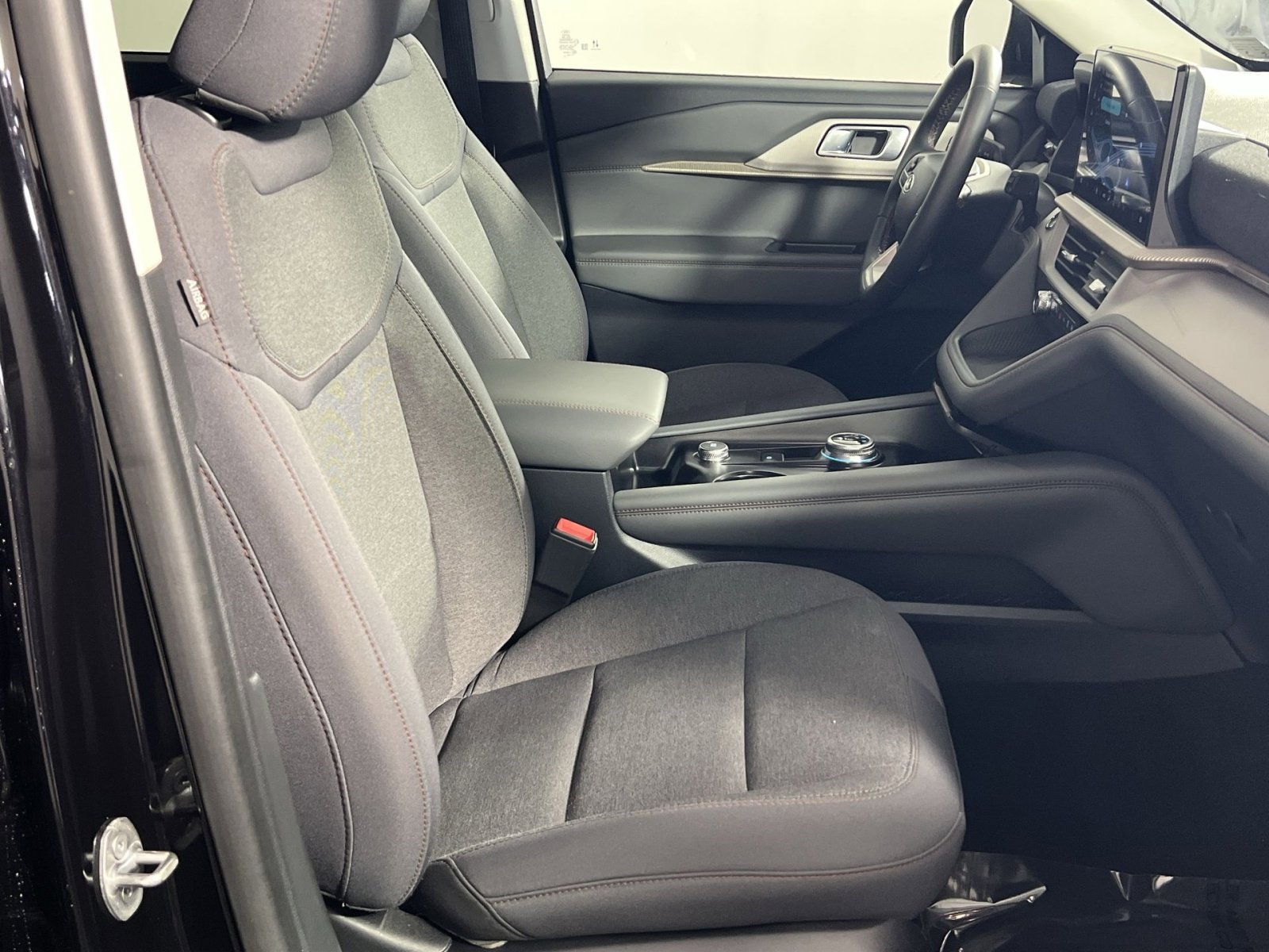Used 2025 Ford Explorer Active RWD image 30