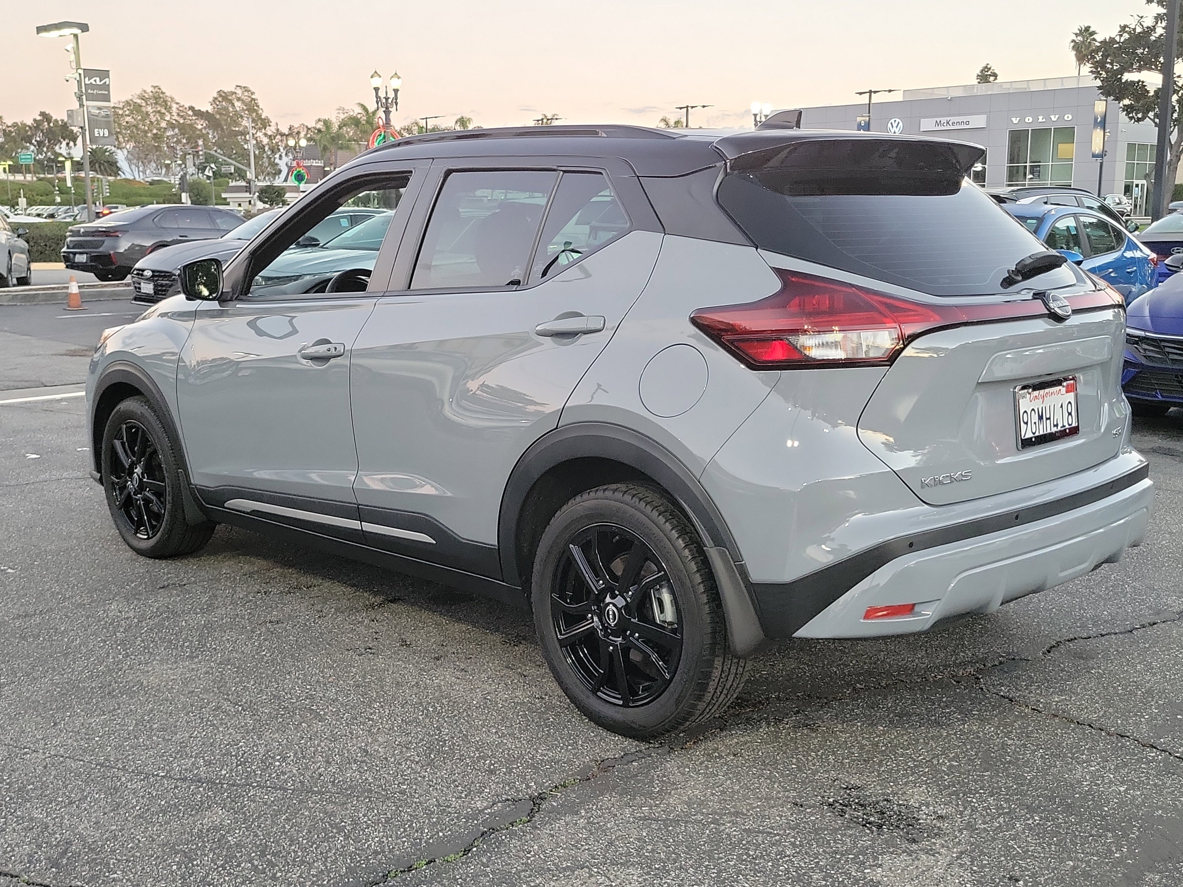 Used 2023 Nissan Kicks SR image 28