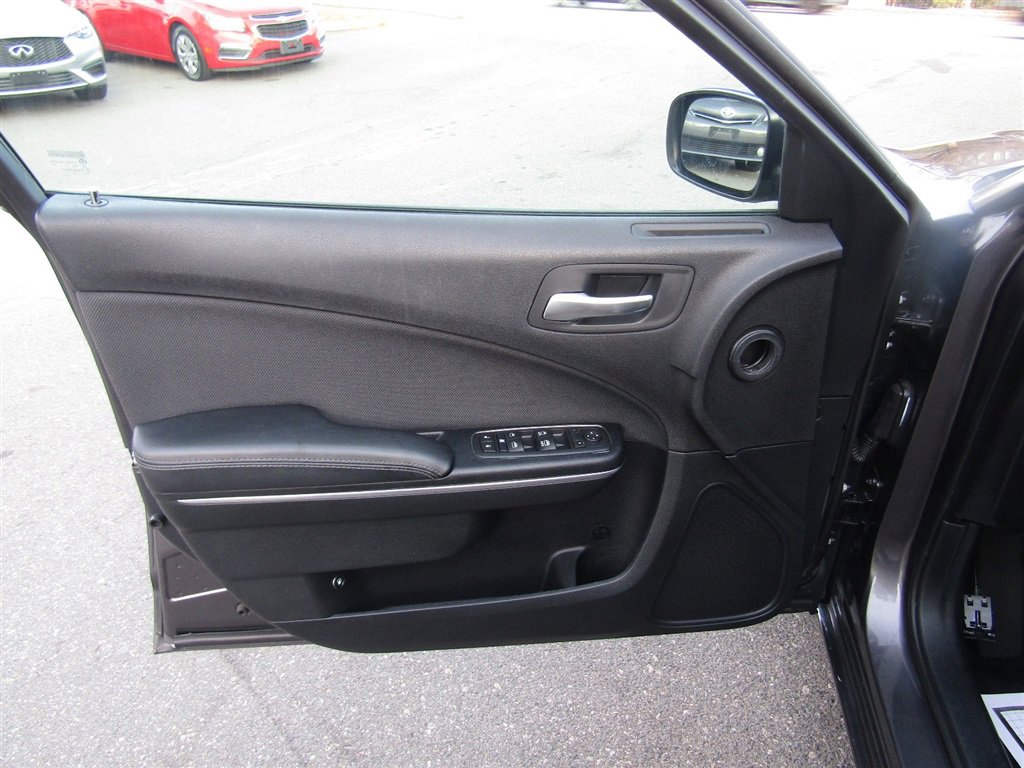 Used 2015 Dodge Charger SE w/ Sport Appearance Group image 19