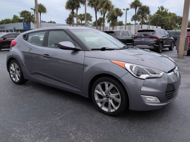 Used 2017 Hyundai Veloster FWD image 2