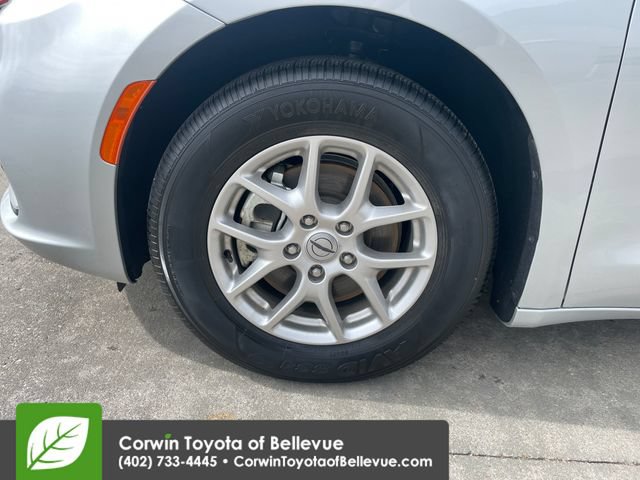 Used 2024 Chrysler Pacifica Touring-L FWD image 26
