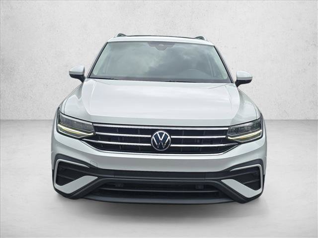 Used 2023 Volkswagen Tiguan SE w/ Panoramic Sunroof Package FWD image 2