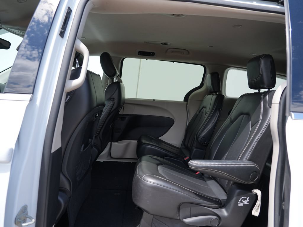 Used 2023 Chrysler Pacifica Touring-L FWD image 18