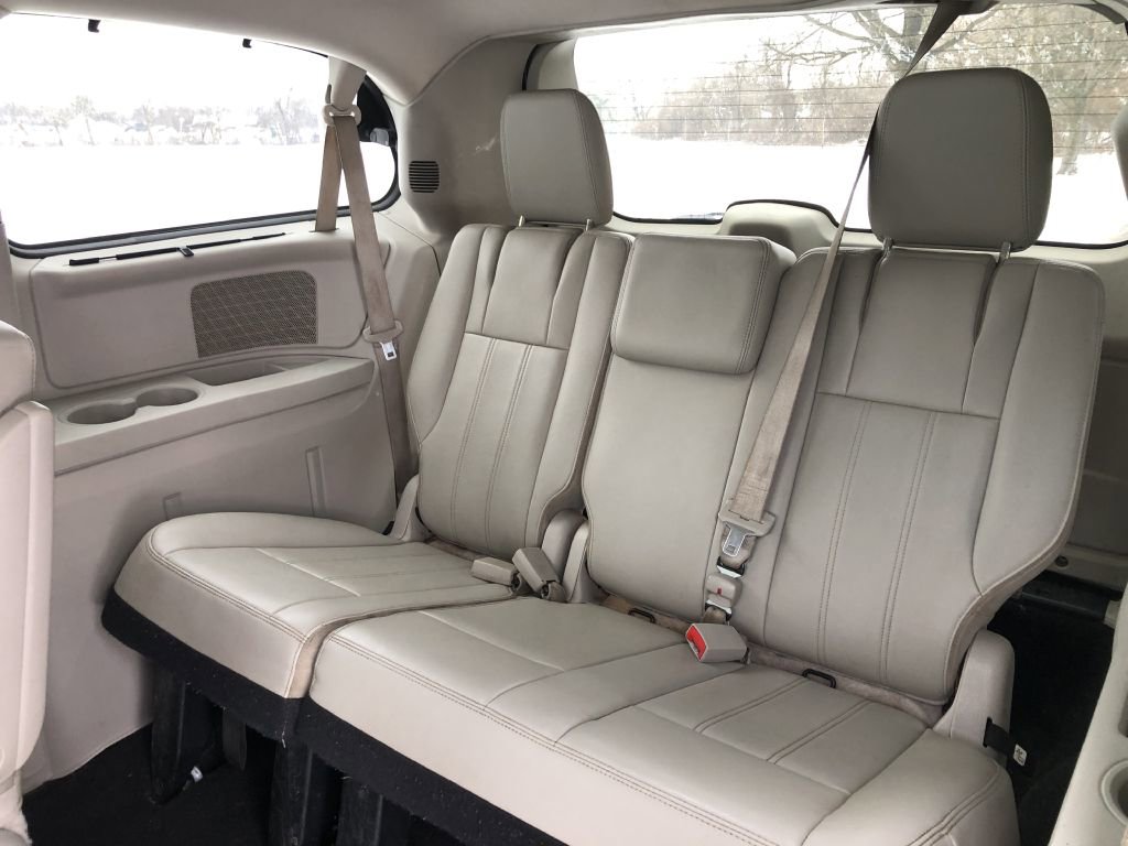 Used 2014 Chrysler Town & Country Touring image 8