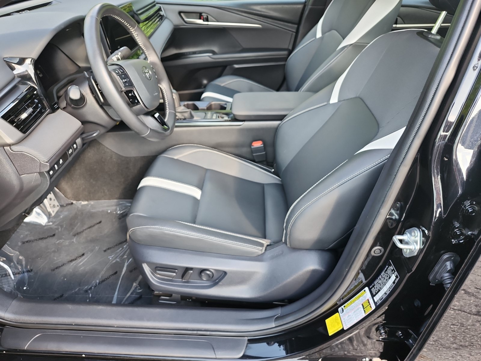 Used 2026 Toyota Camry SE FWD image 9