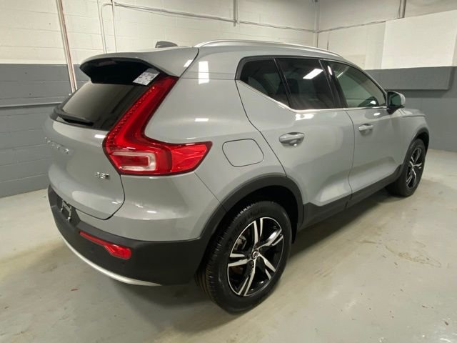 Used 2025 Volvo XC40 B5 Core AWD/4WD image 3