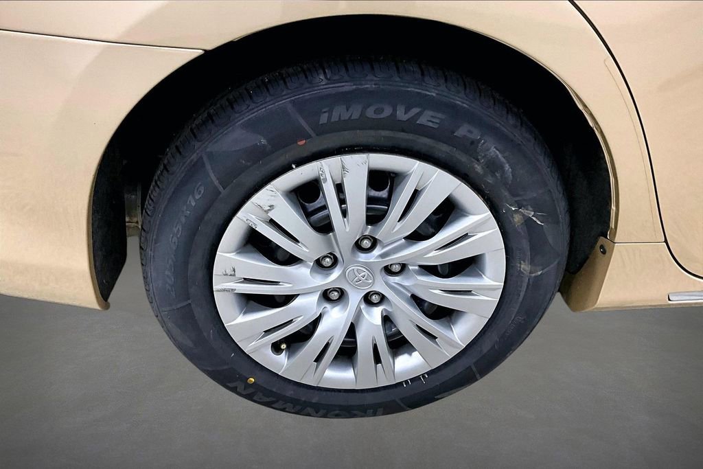 Used 2012 Toyota Camry LE image 30