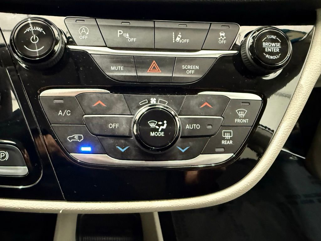 Used 2024 Chrysler Pacifica Touring-L FWD image 39