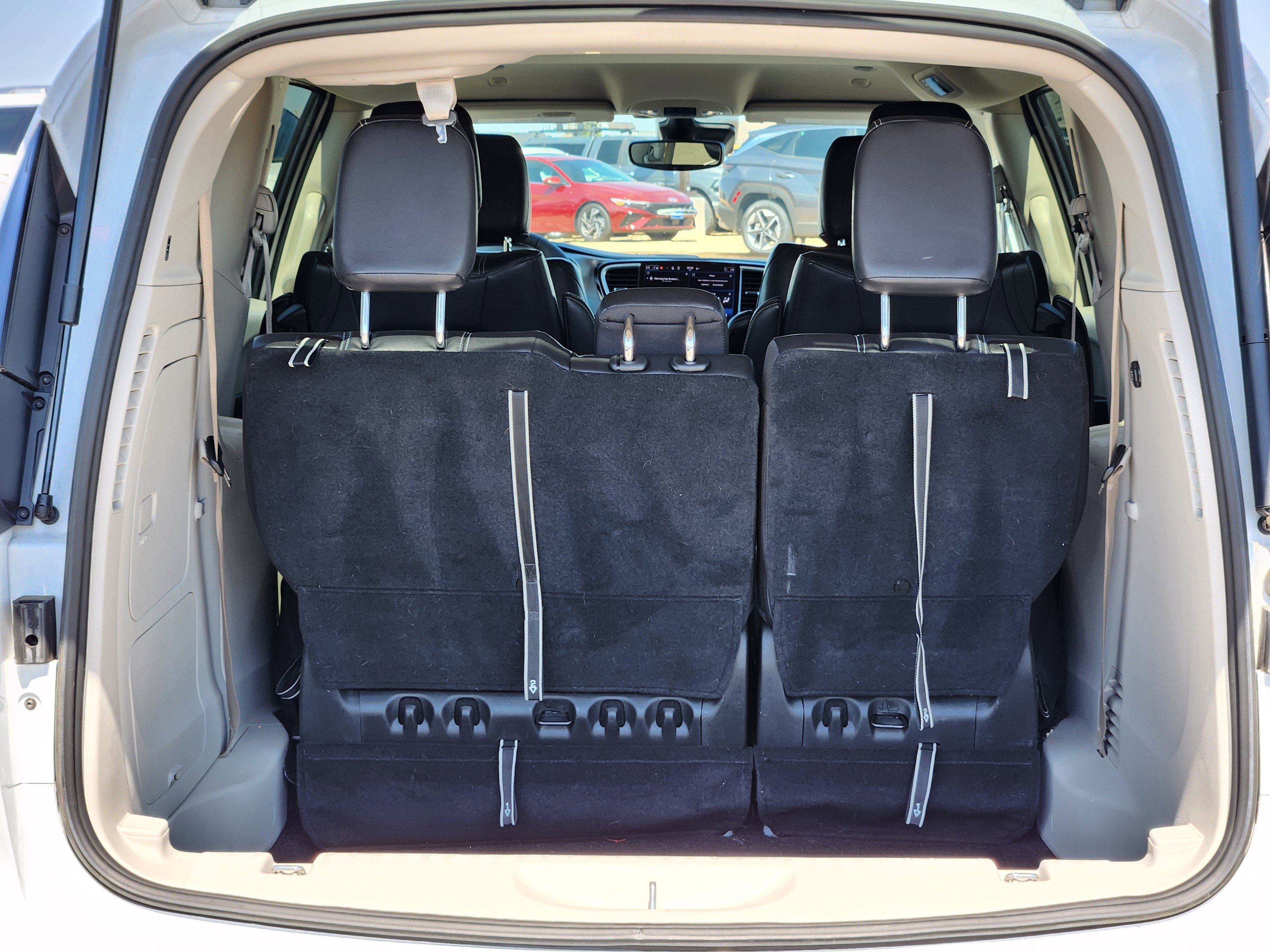 Used 2022 Chrysler Pacifica Touring-L image 13