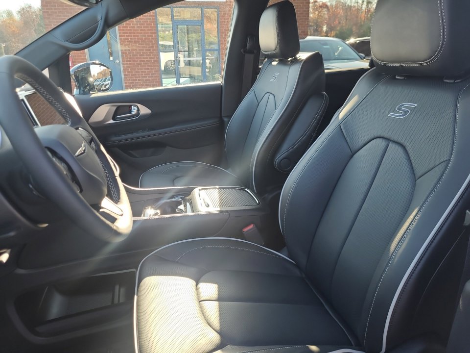 New 2026 Chrysler Pacifica Limited w/ S Appearance Package image 30