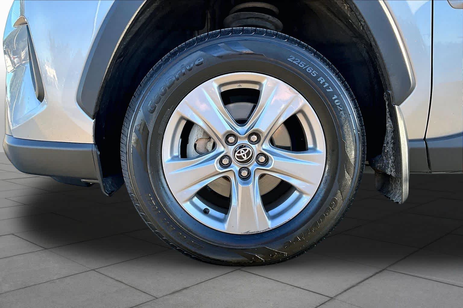 Used 2022 Toyota RAV4 XLE AWD/4WD image 10