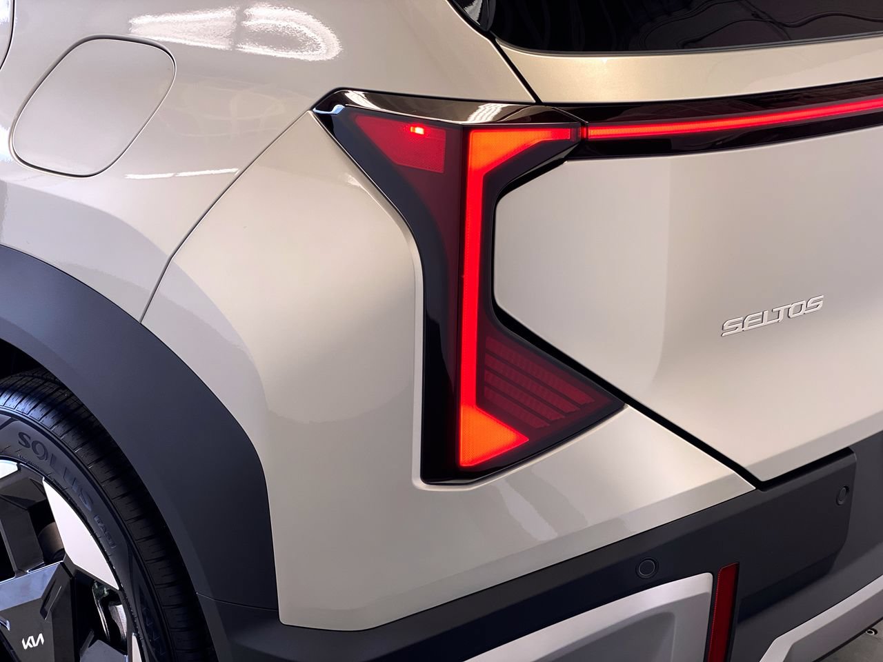 New 2027 Kia Seltos EX w/ EX Panoramic Sunroof Package FWD image 9