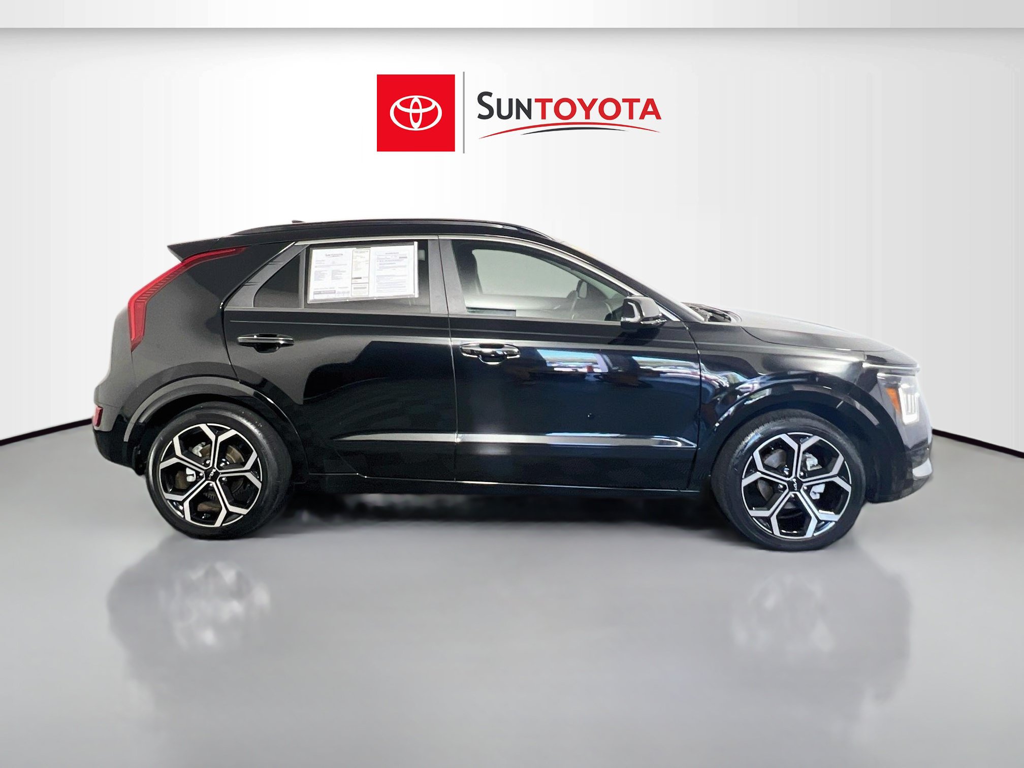 Used 2024 Kia Niro SX Touring FWD image 2