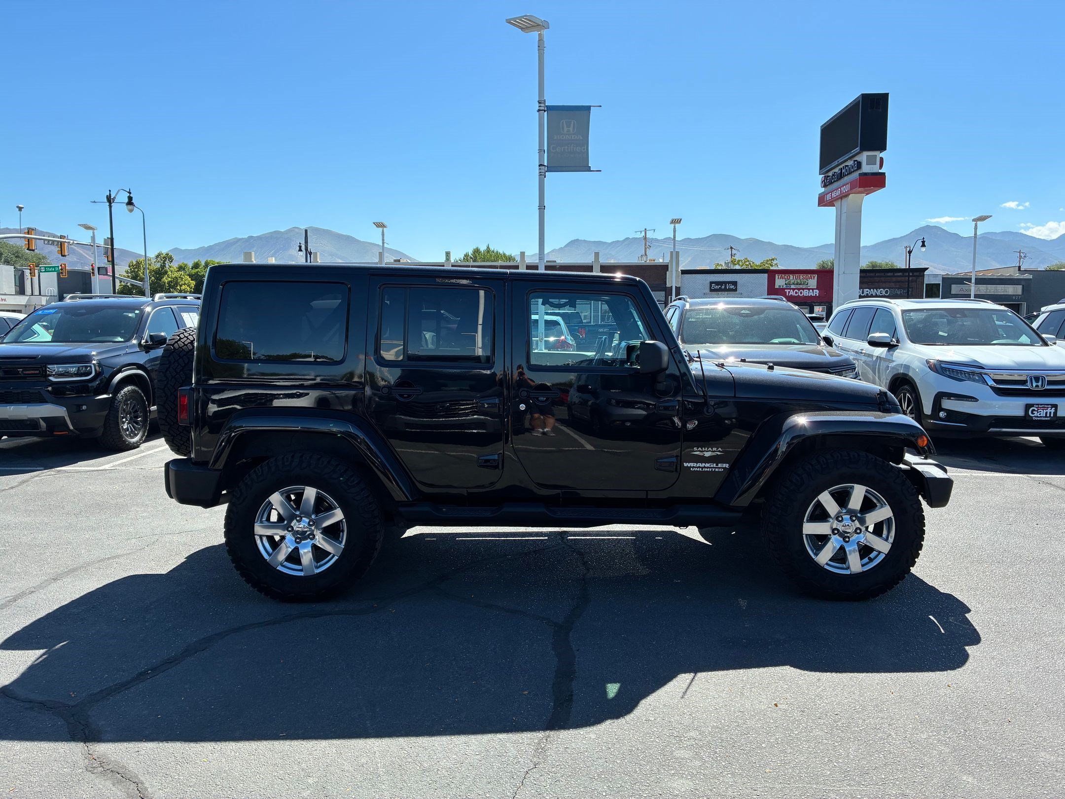 Used 2012 Jeep Wrangler Unlimited Sahara w/ Connectivity Group AWD/4WD image 2
