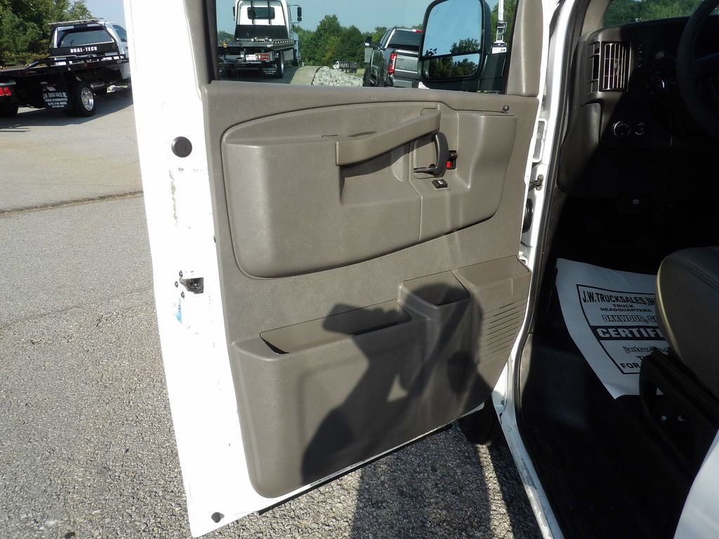 Used 2018 Chevrolet Express 2500 w/ Driver Convenience Package RWD image 14