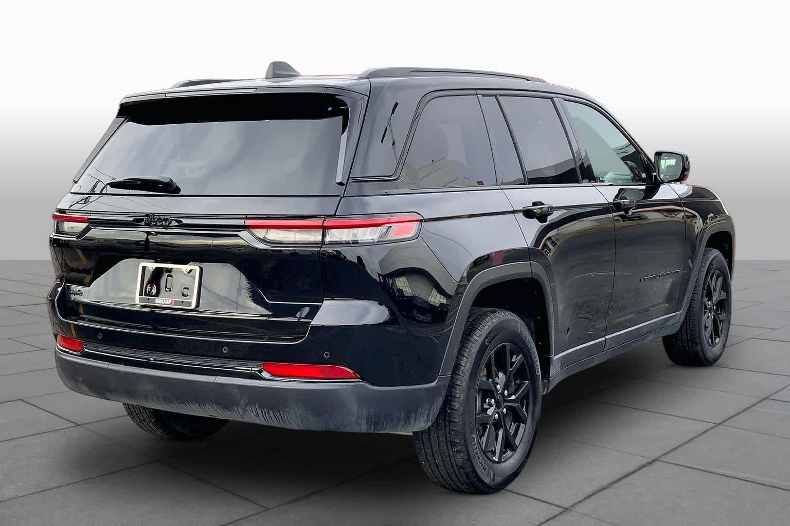Used 2025 Jeep Grand Cherokee Altitude AWD/4WD image 13