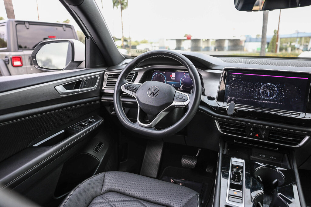 Used 2024 Volkswagen Atlas Cross Sport SE FWD image 3