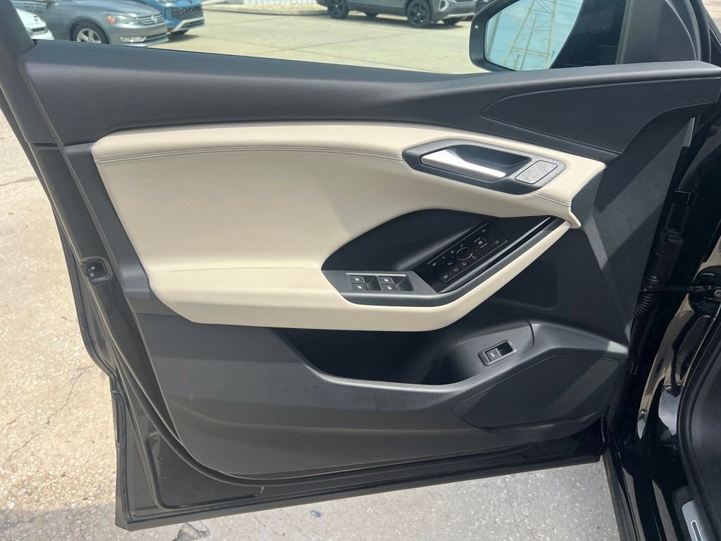 Used 2025 Audi Q6 e-tron Premium w/ Convenience Package RWD image 46