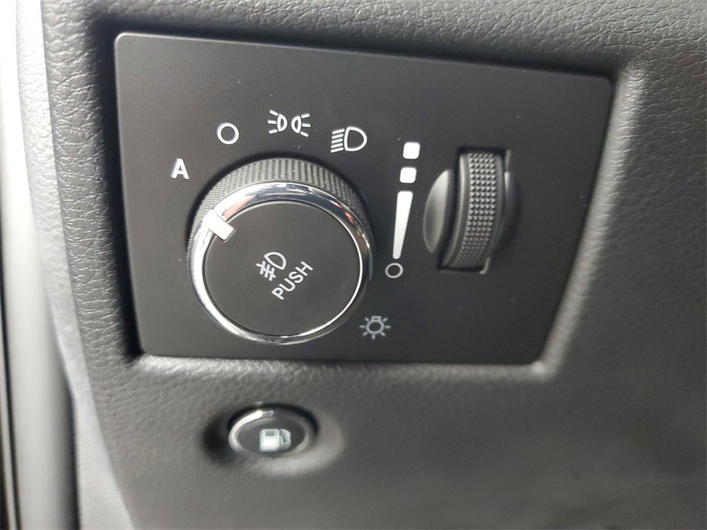Used 2019 Jeep Grand Cherokee Altitude image 12