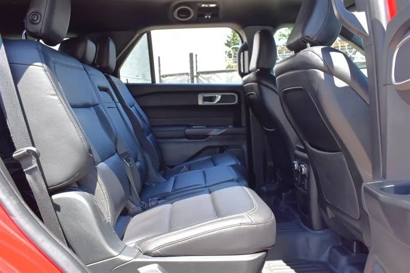 Used 2020 Ford Explorer XLT w/ Equipment Group 202A AWD/4WD image 31
