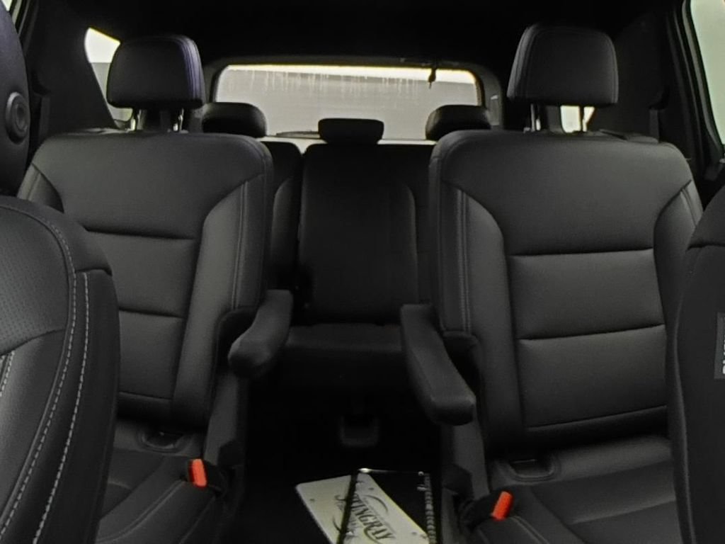 Used 2026 Chevrolet Traverse LT FWD image 13