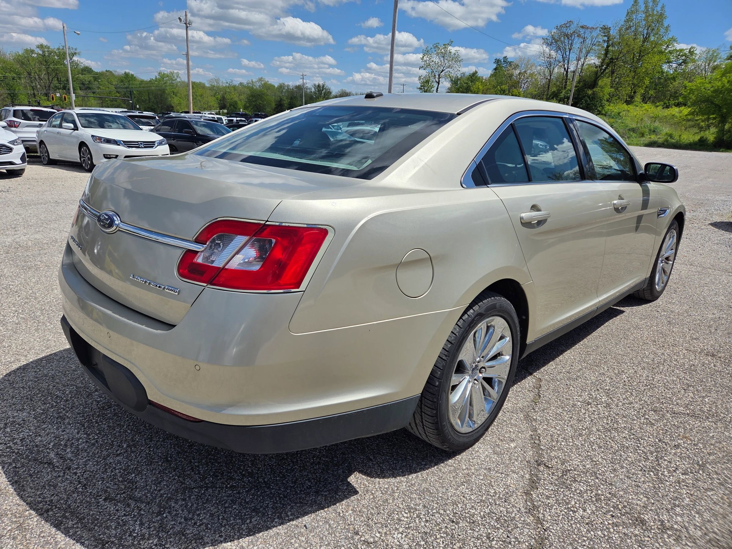 Used 2010 Ford Taurus Limited AWD/4WD image 4