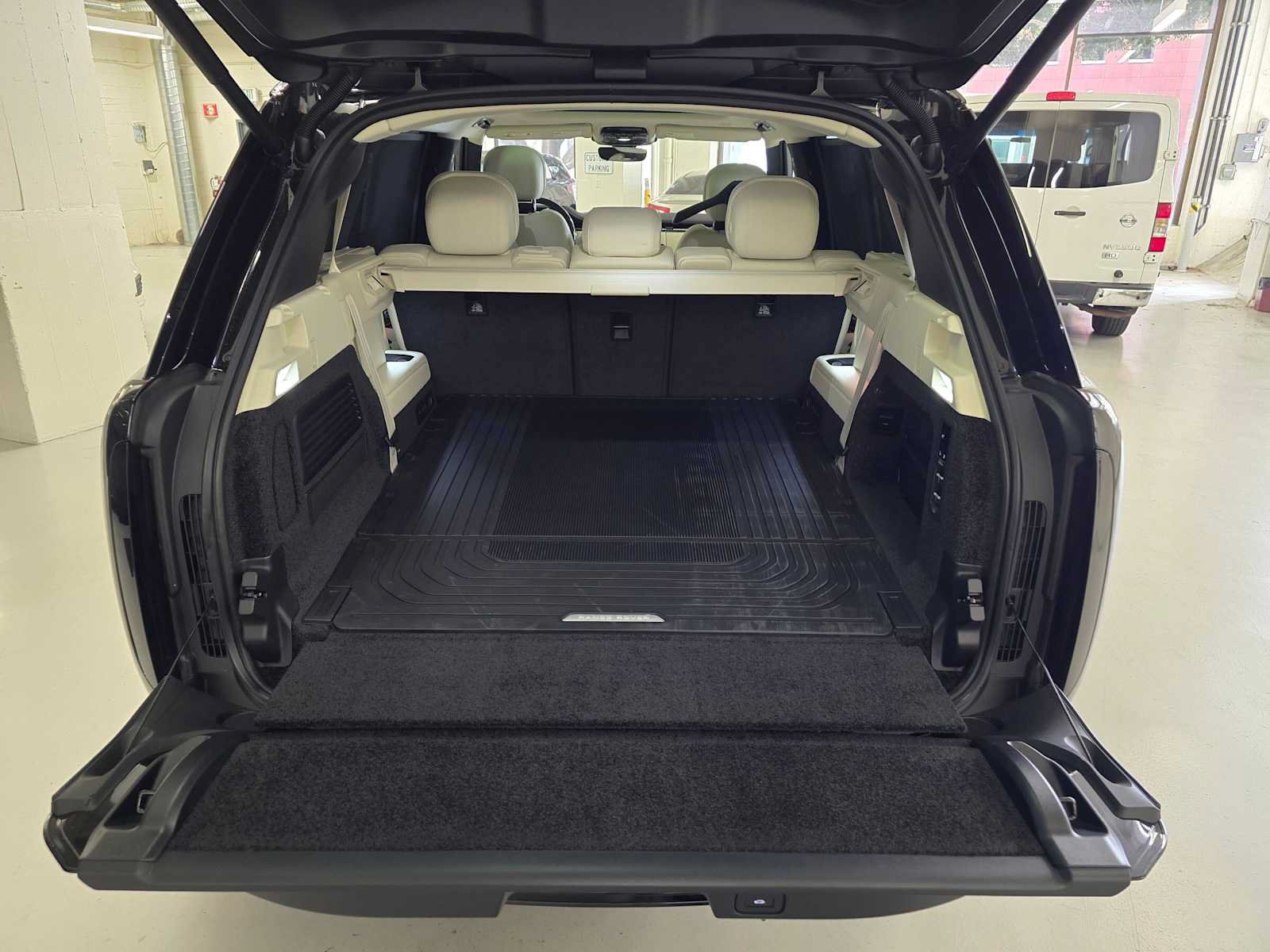 New 2026 Land Rover Range Rover Long Wheelbase SE AWD/4WD image 14