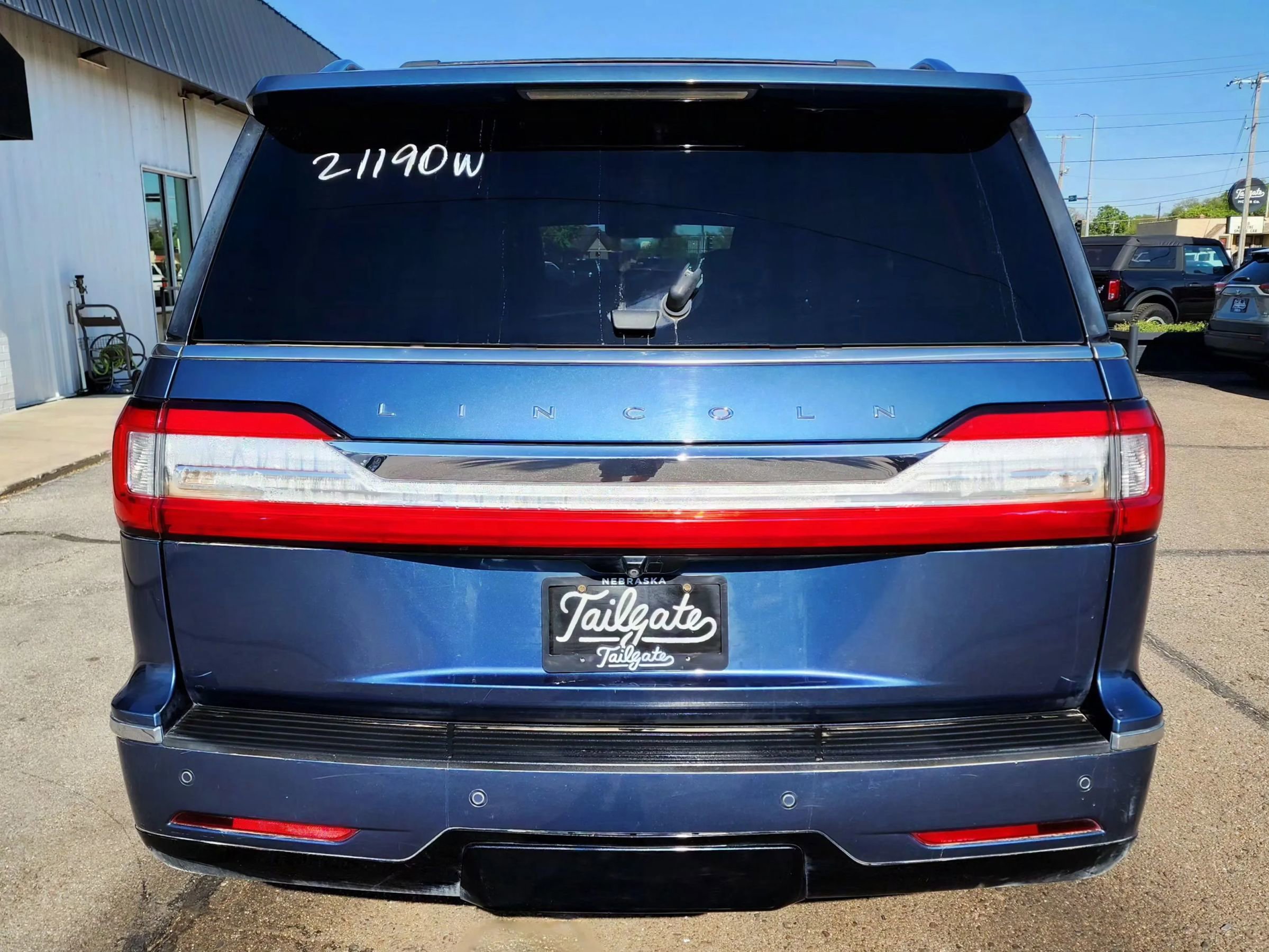Used 2018 Lincoln Navigator Select w/ Cargo Package AWD/4WD image 6