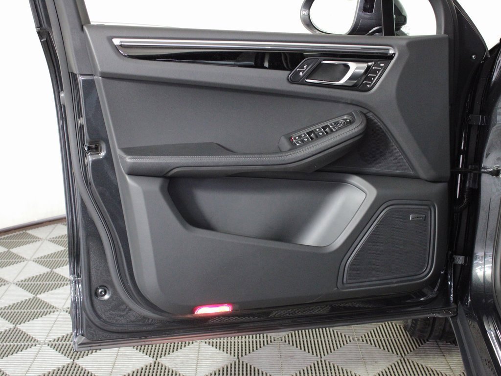 Used 2025 Porsche Macan image 14
