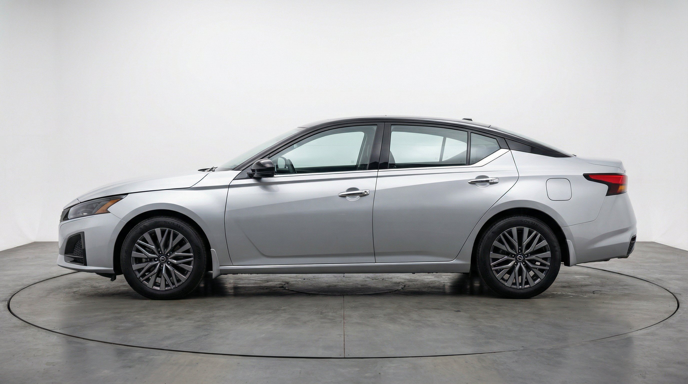 Used 2025 Nissan Altima 2.5 SV FWD image 5