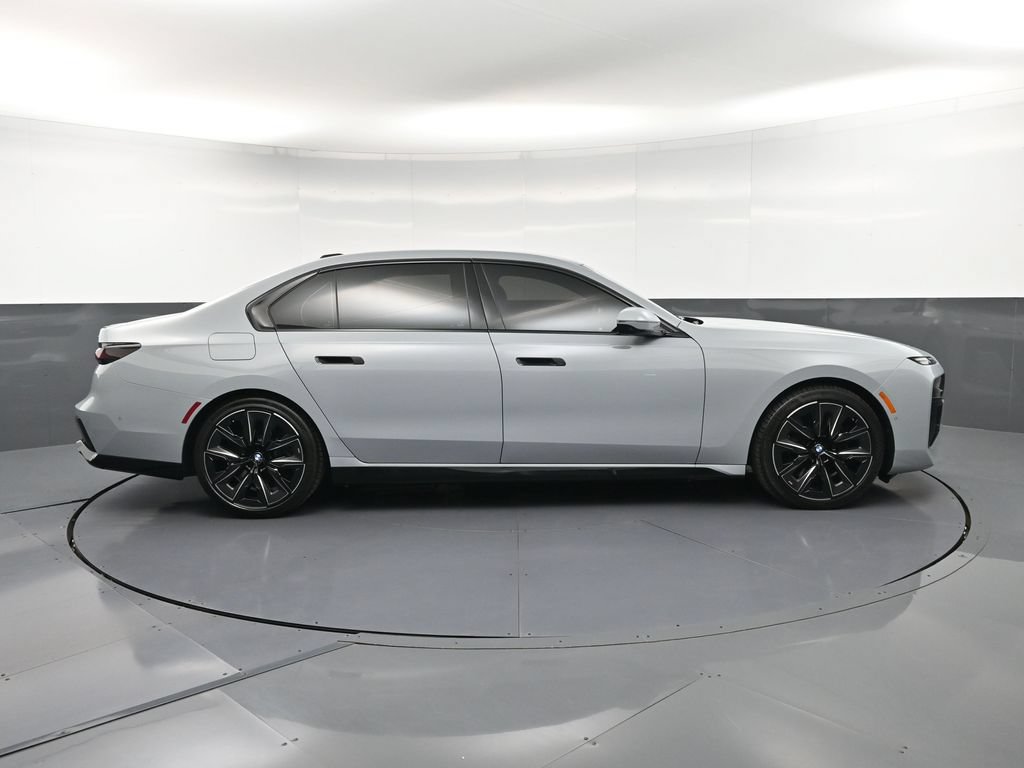 Used 2025 BMW 760i xDrive AWD/4WD image 9