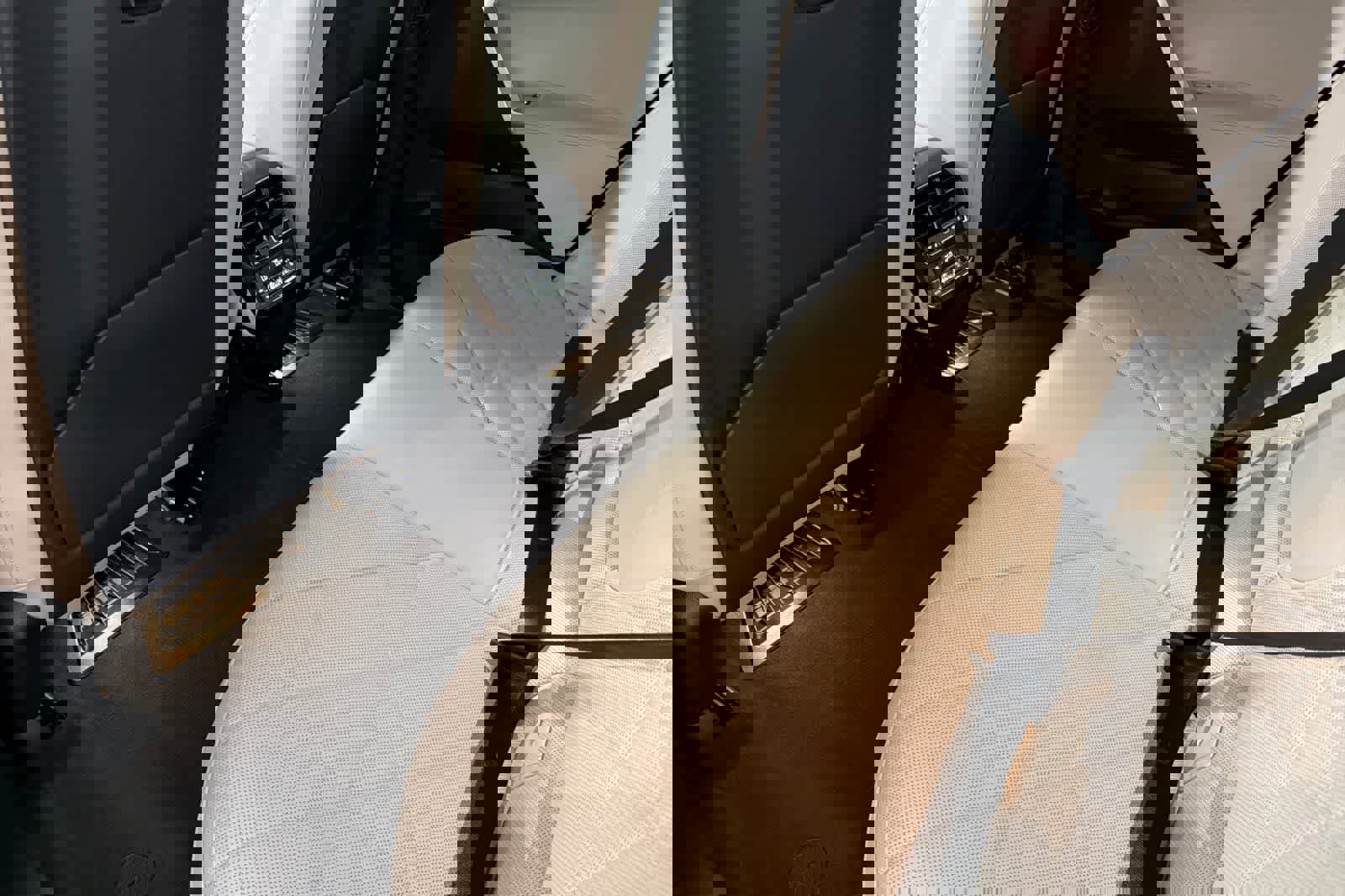 Used 2023 BMW iX xDrive50 w/ Premium Package image 4