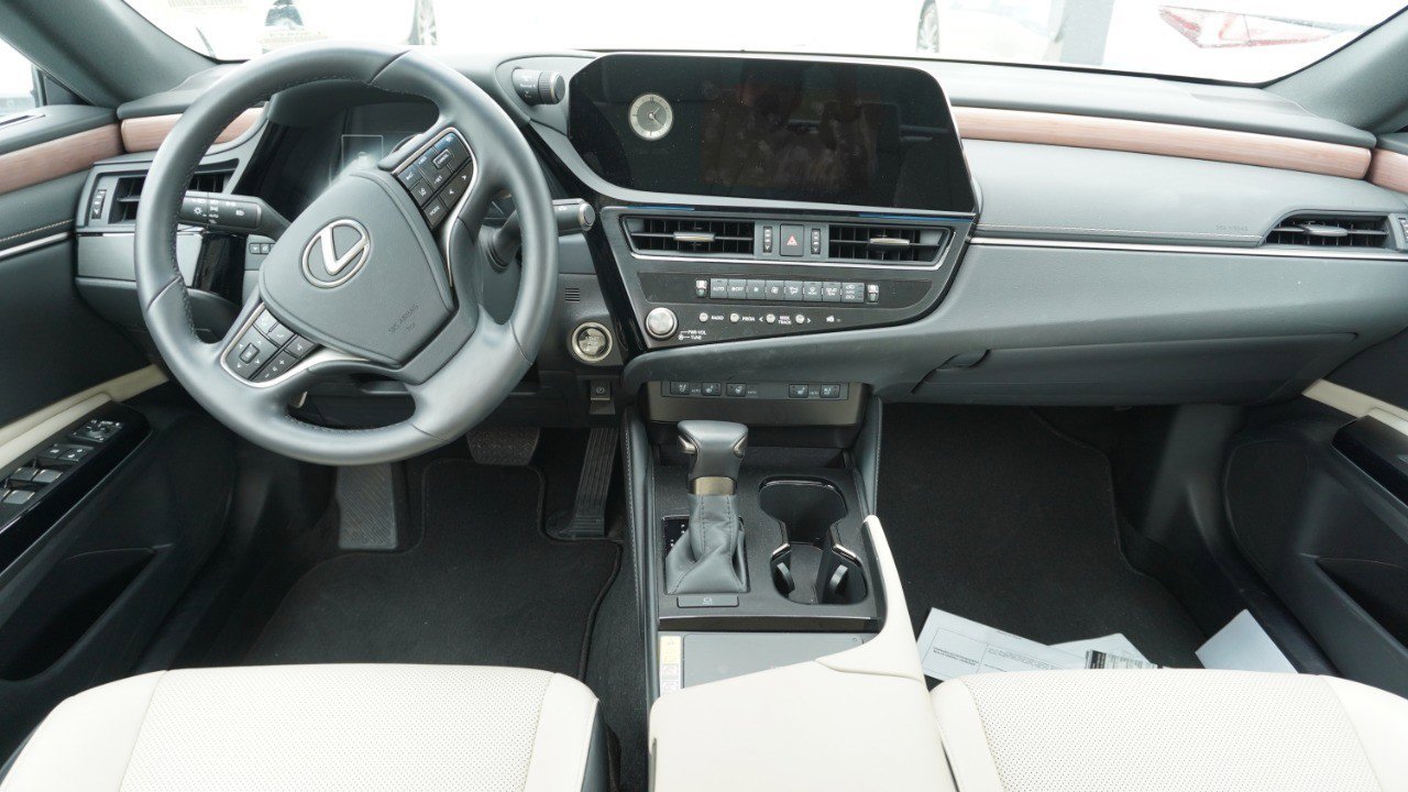 Used 2025 Lexus ES 350 w/ Premium Package FWD image 12