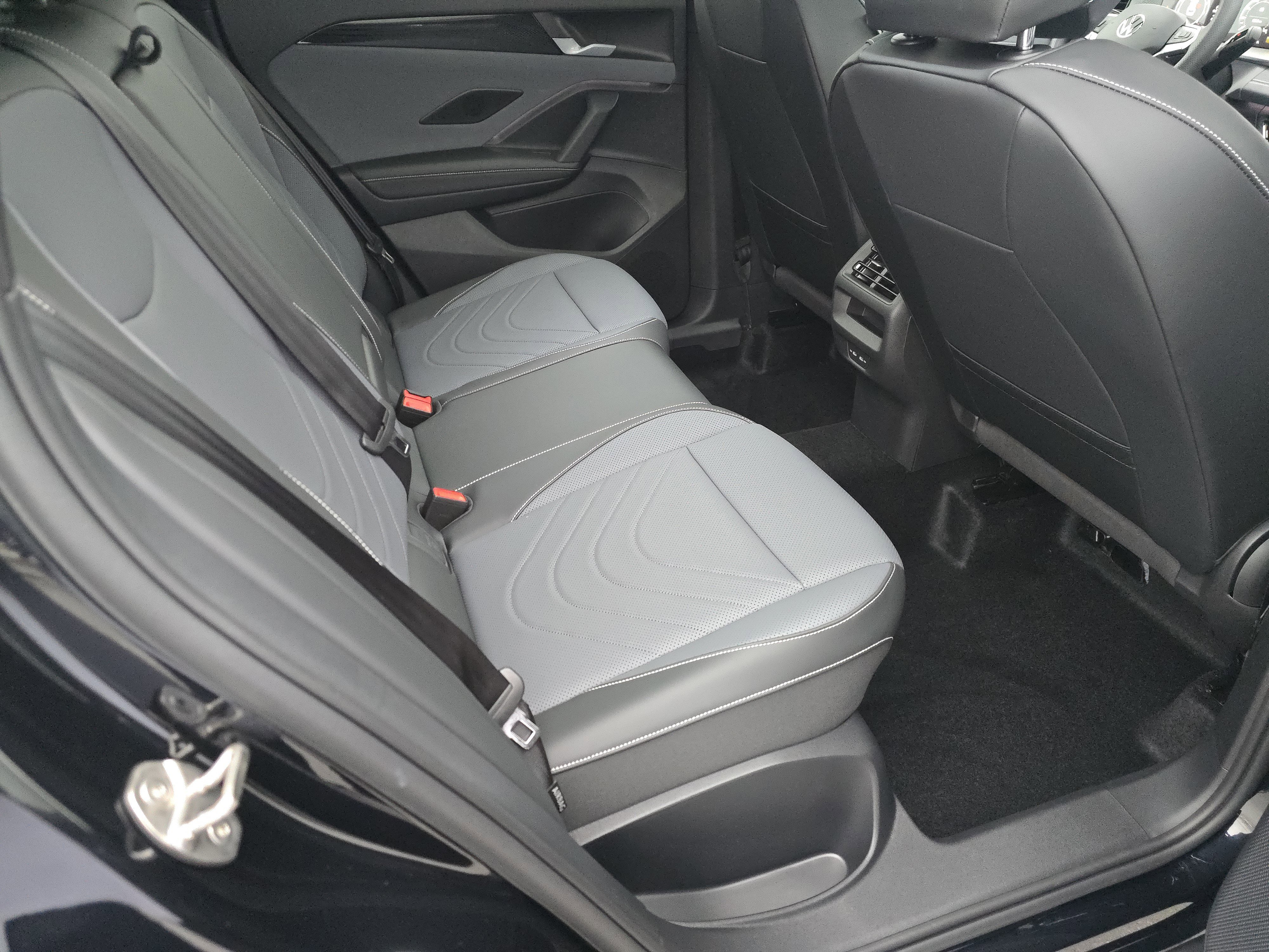 New 2026 Volkswagen Tiguan SE R-Line image 16