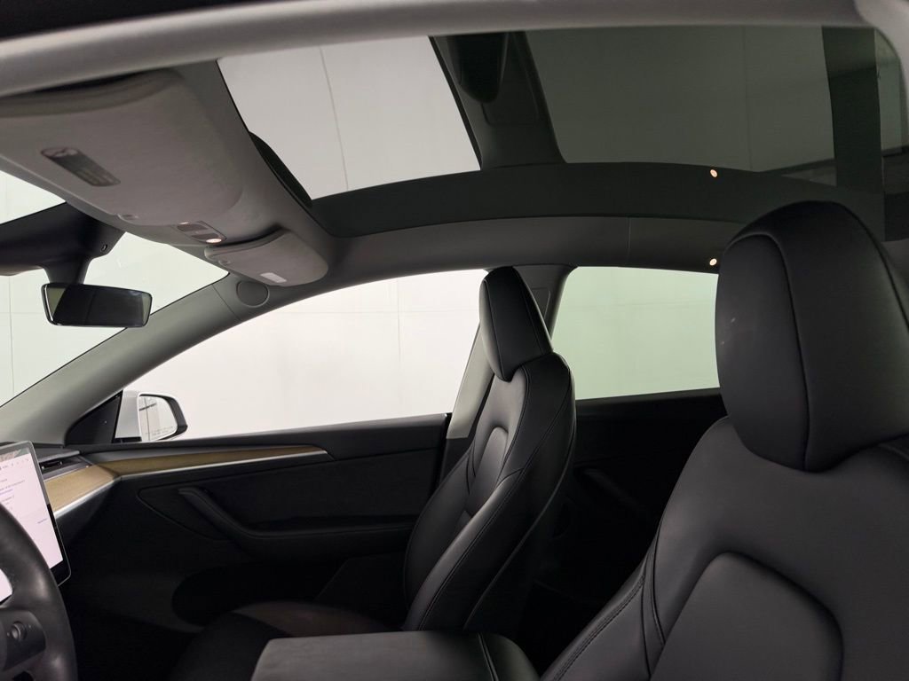 Used 2022 Tesla Model Y Long Range image 17