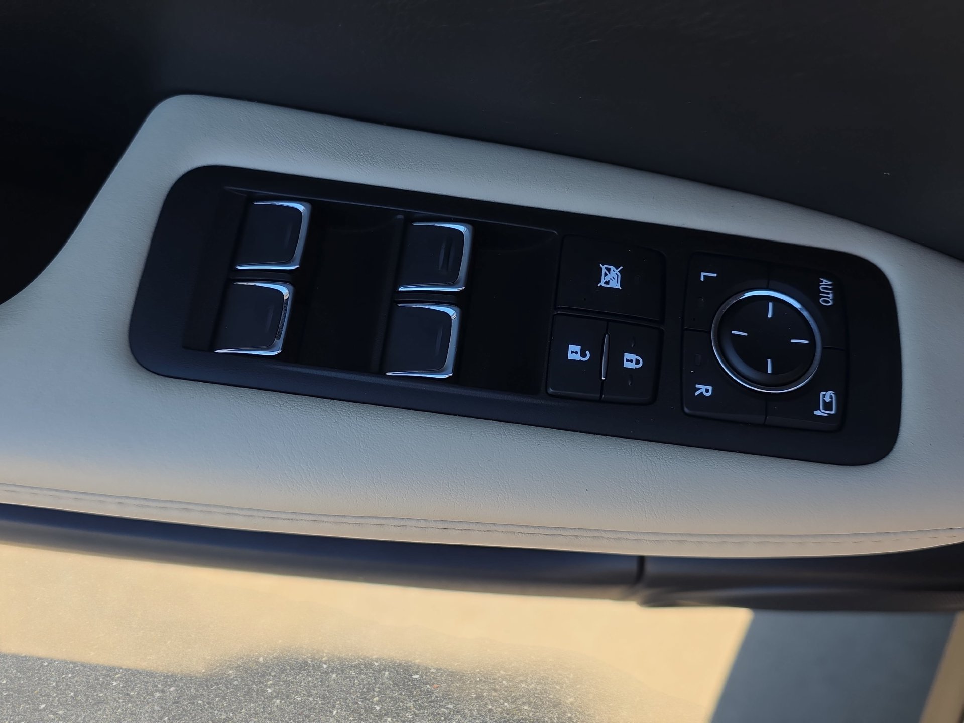 Used 2022 Lexus RX 450h AWD w/ Premium Package image 27