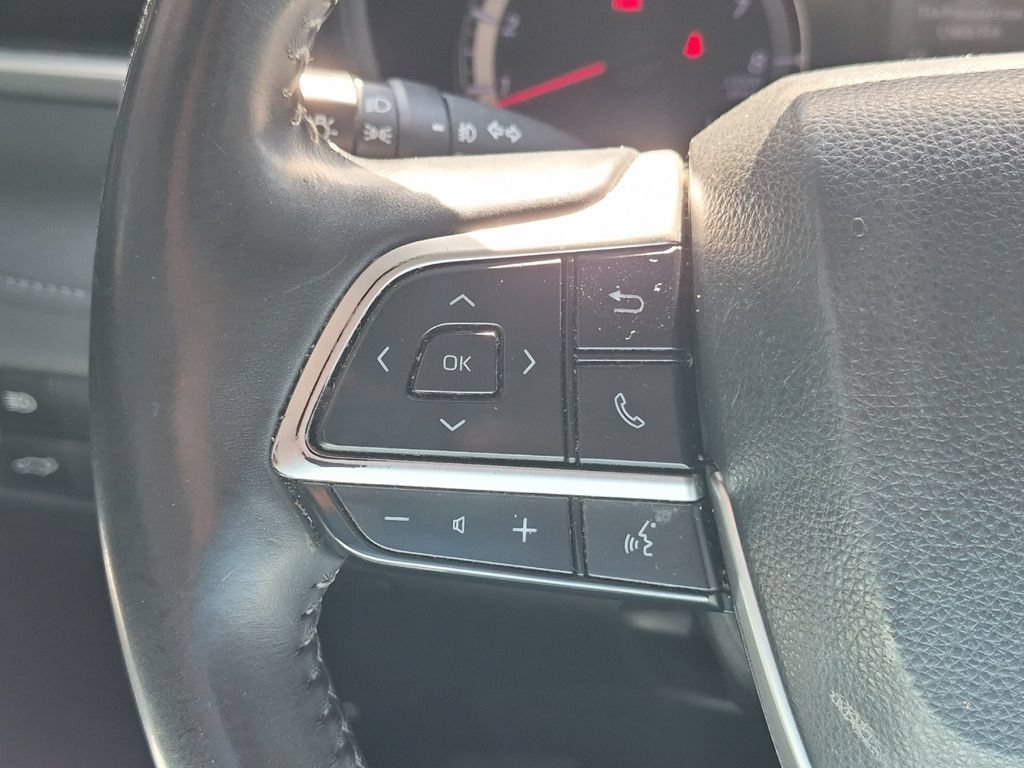 Used 2022 Toyota Highlander LE FWD image 24