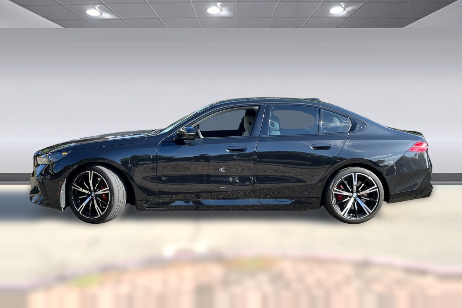 Used 2025 BMW 550e xDrive w/ Premium Package AWD/4WD image 2