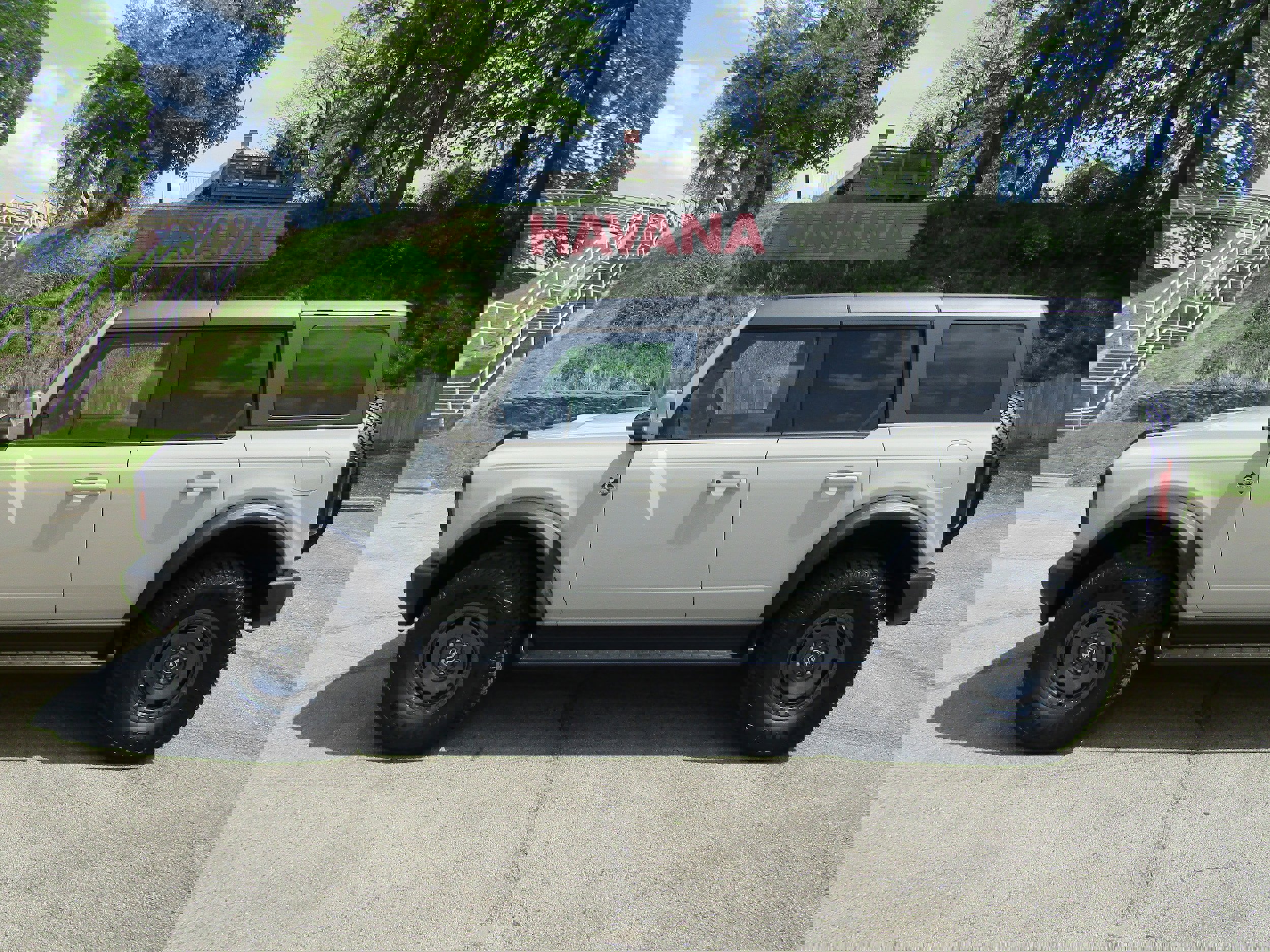 Used 2025 Ford Bronco Outer Banks w/ Sasquatch Package AWD/4WD image 1