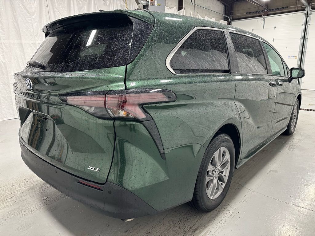 Used 2025 Toyota Sienna XLE image 7